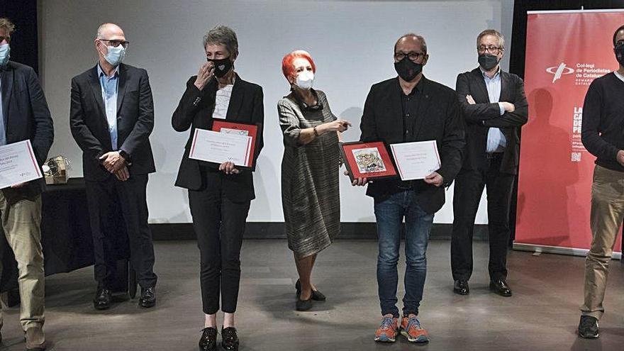 Premiats i promotors del premi amb Rosa Maria Calaf, ahir. El guardonats amb el Premi Plata (Antonio Carmona, primer per l&#039;esquerra) i Plàtan (Damià Badia, primer per la dreta) van rebre una cistella amb productes de la terra. El Premi Periodista de l&#039;Any (Quico Sallés, segon per la dreta) i Premi d&#039;Honor (Maria Pilar Pardo, en representació de Tomàs Cabot), una caricatura de Galdric Sala, acuditaire d&#039;aquest diari |