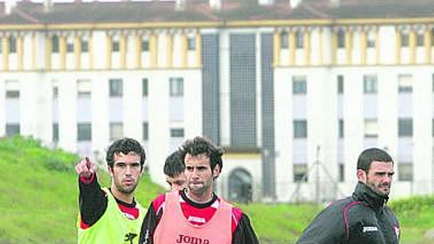 Víctor Díaz, con peto naranja, durante un entrenamiento en Sevilla.