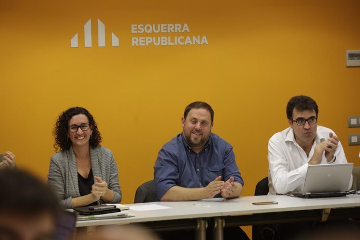Marta Rovira, Oriol Junqueras i Sergi Sabrià, a la seu d’ERC, aquest dilluns.