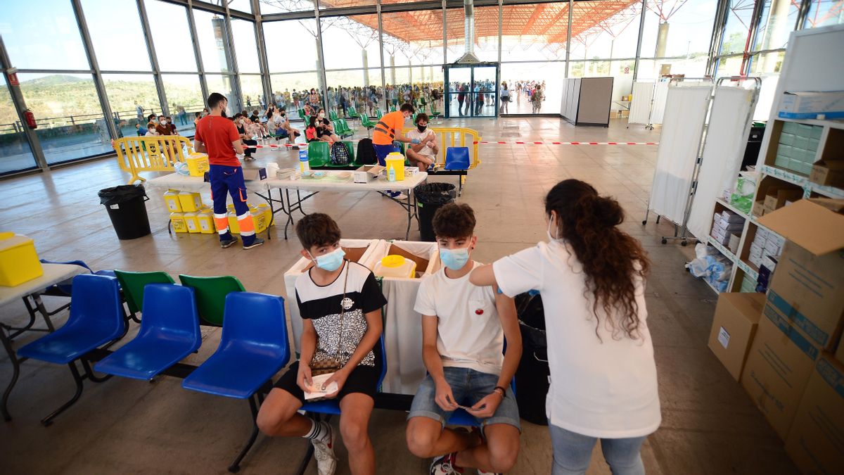 Jornada de vacunación de jóvenes en el pabellón La Data de Plasencia.