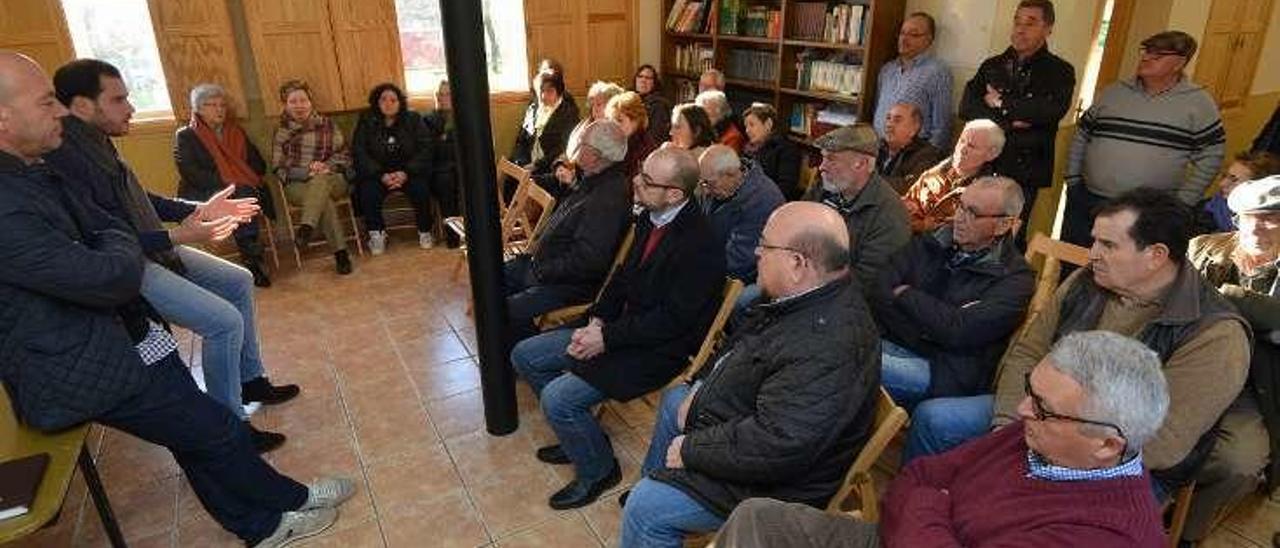 Reunión de ayer de Cubela con los vecinos de Aguasantas. // G.S.