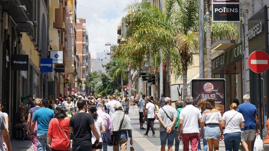 Numerosas personas pasean por la calle del Castillo, en la capital tinerfeña.