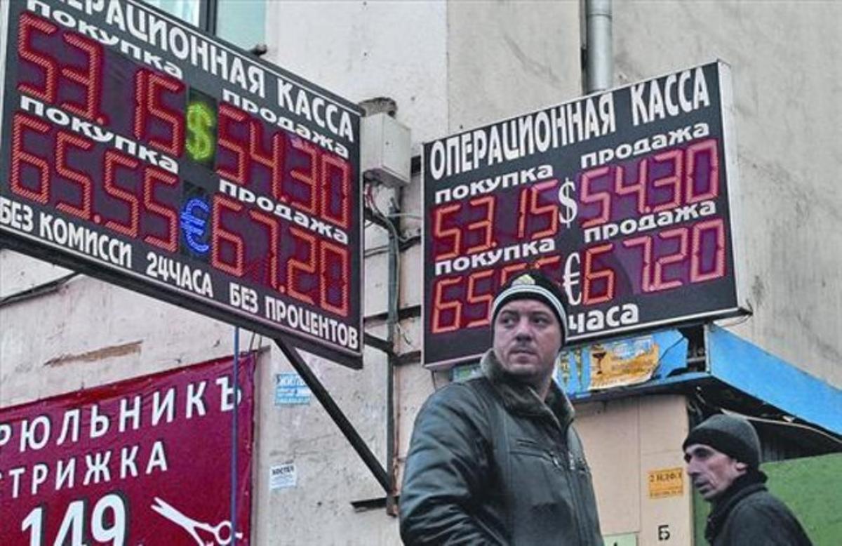 Moscovites davant una oficina de canvi, el 3 de novembre passat.