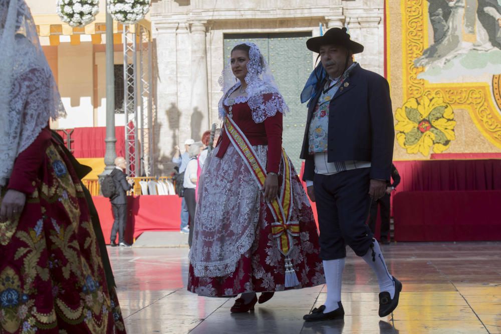 Desfile de las falleras mayores de las diferentes comisiones durante la procesión general de la Mare de Déu dels Desemparats.