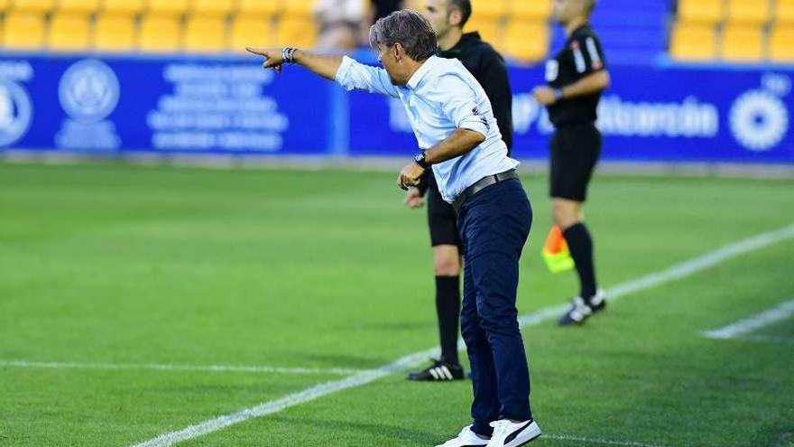 Natxo González da instrucciones anoche en Santo Domingo.