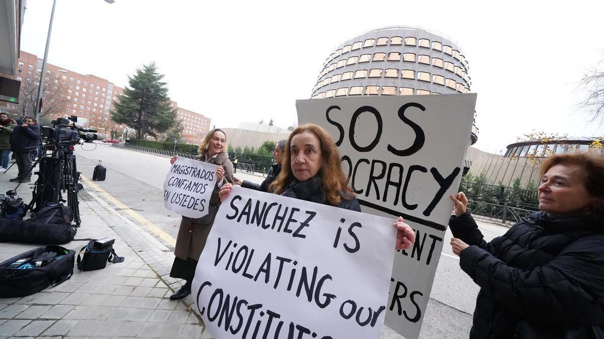 Protestas a las puertas del Constitucional.