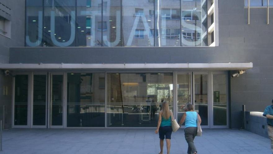 Entrada del Palau de la Justícia de Manresa.