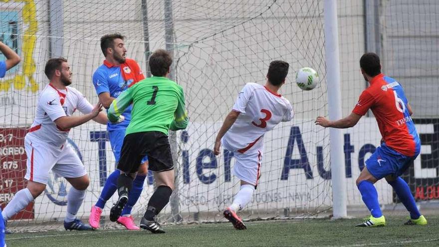 Una acción del Langreo-Tineo celebrado en Ganzábal en la primera vuelta.