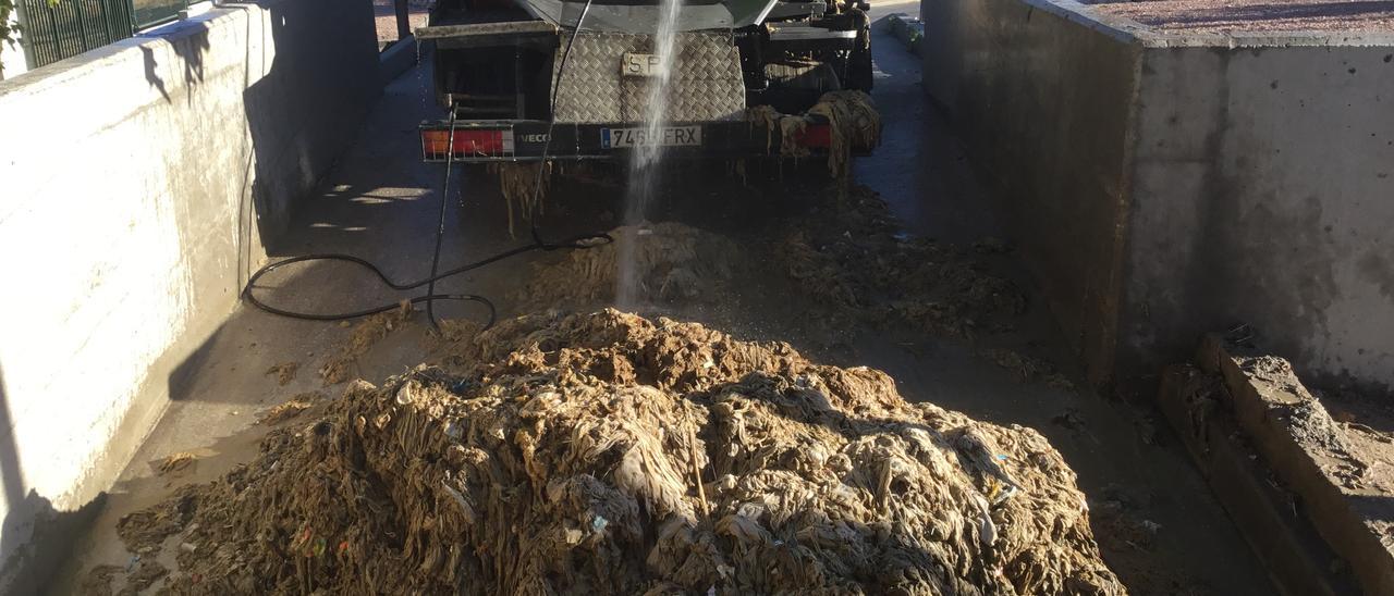 Un camión higinieza basura en Petrer