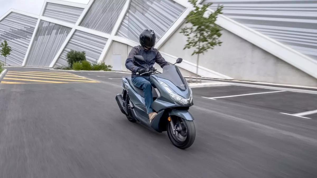 La Honda PCX 125 es la segunda moto más vendida en España durante el mes de octubre con 930 matriculaciones. Su coste inicial es desde 3.499 euros.