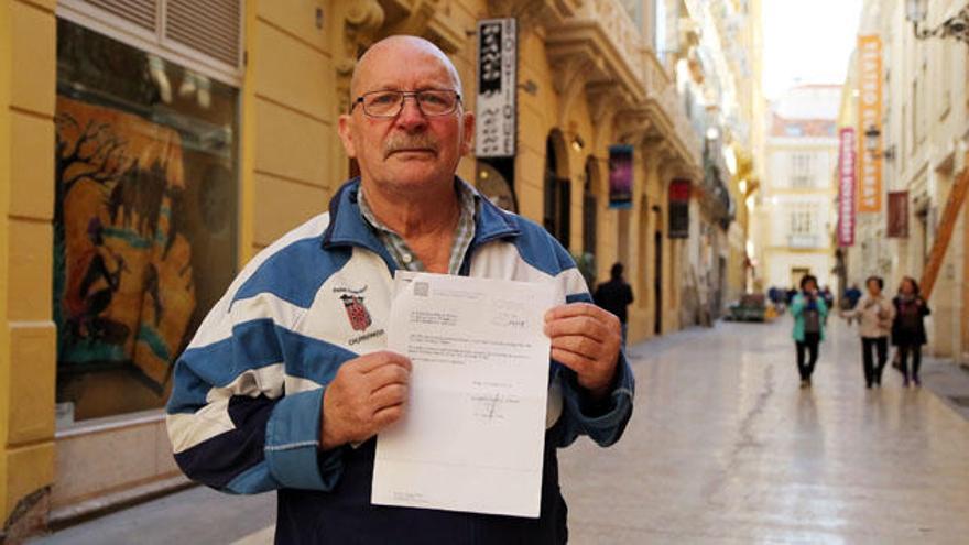 Juan Martínez ayer, con la propuesta de programación de los trabajos que le ha entregado la Junta.
