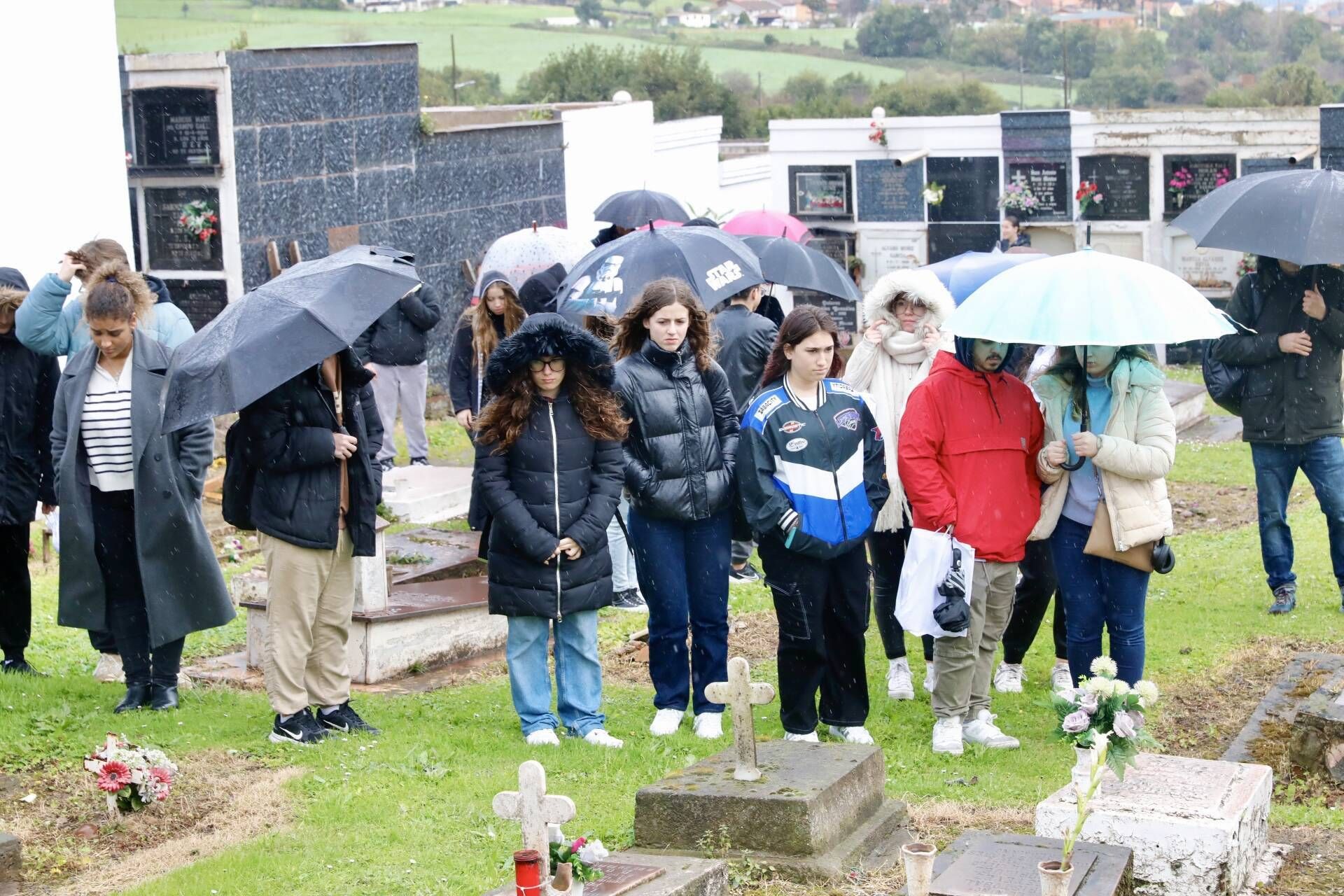 El IES Padre Feijoo se va de excursión al cementerio para reflexionar sobre la muerte