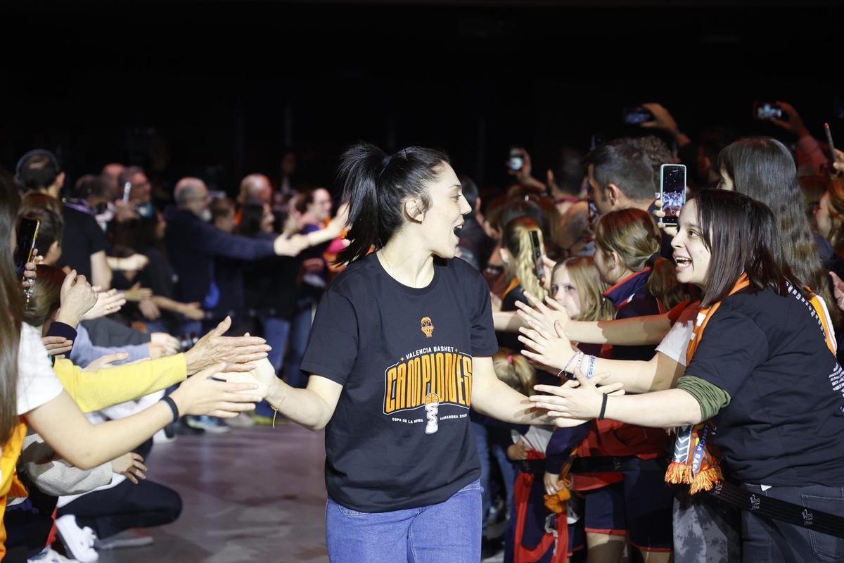 El Valencia festeja con su afición la Copa de la Reina en un Roig Arena entregado con Juan Roig El Valencia festeja con su afición la Copa de la Reina en un Roig Arena entregado con Juan Roig