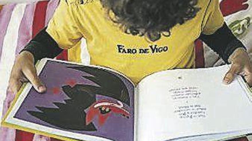 Un niño lee un libro ilustrado.