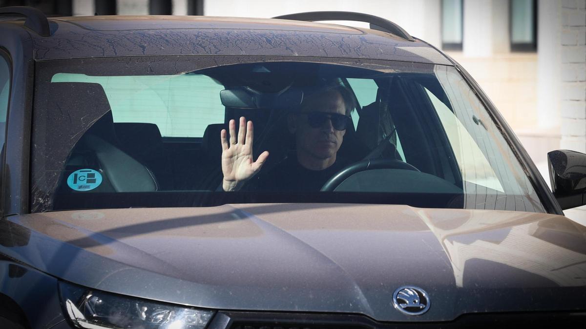 Miguel Ángel Corona, a su salida de la Ciudad Deportiva de Paterna este viernes.