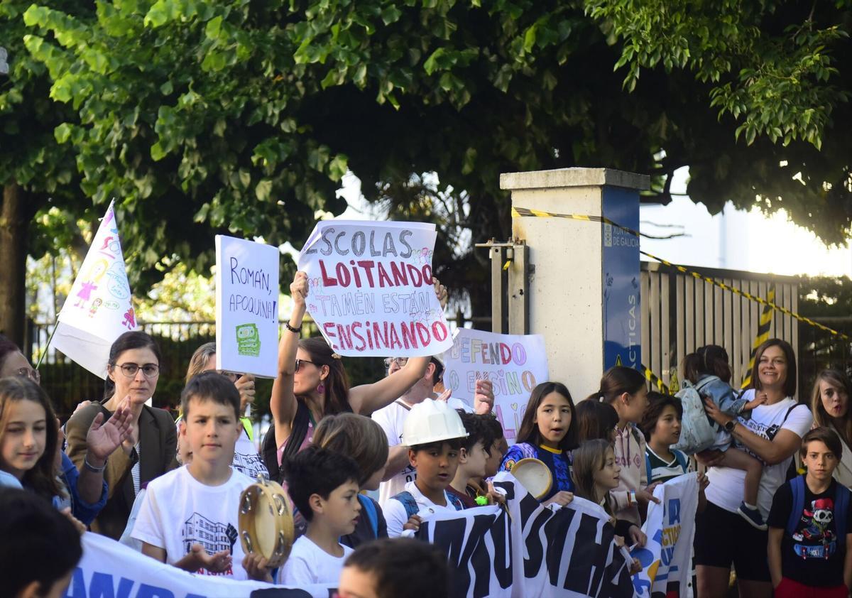 Familias del colegio de Prácticas retoman las manifestaciones frente al centro por la “dejadez” y “abandono” de las administraciones.