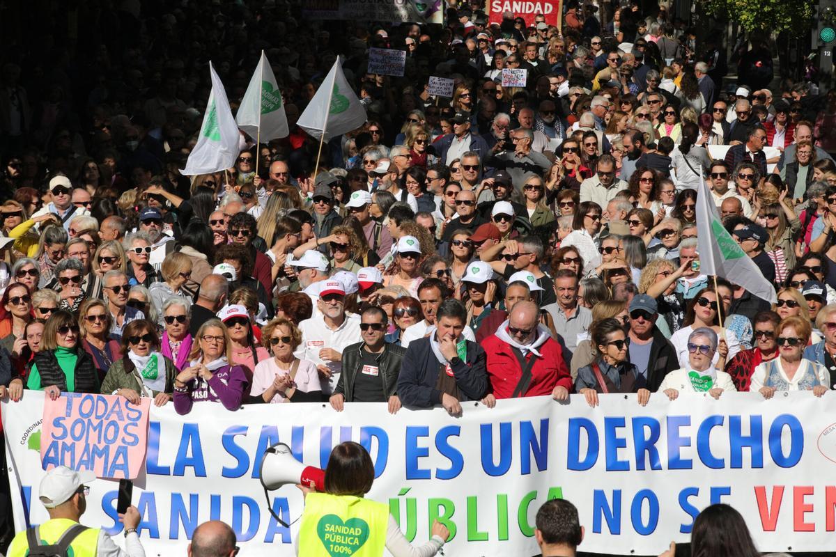 Miles de personas participan en la manifestación celebrada en Granada.