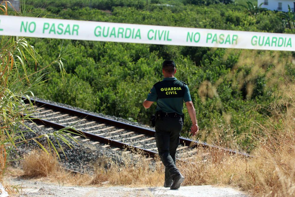 La menor era perdida de vista por sus padres cuando estos cenaban el miércoles por la noche, activándose un dispositivo de búsqueda. El cuerpo de la niña era localizado junto a la vía del tren