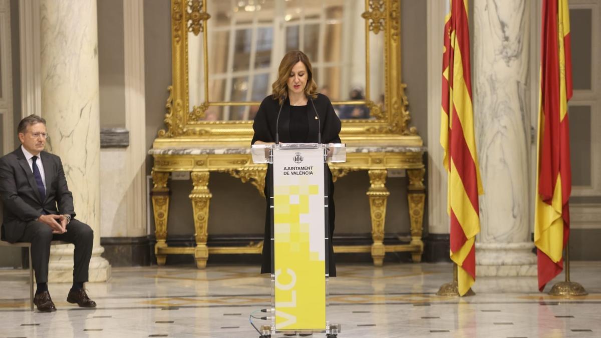 La alcaldesa de València durante el pleno extraordinario por la tragedia de Campanar