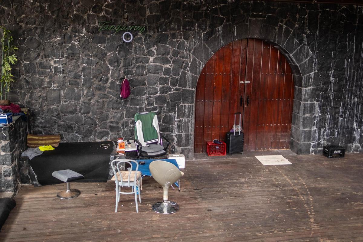 Enseres de personas sin hogar, en la zona del Castillo Negro de Santa Cruz.