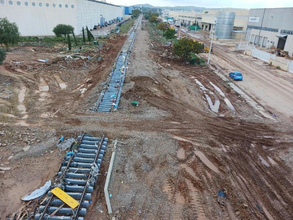 Estado en el que quedó la vía ferroviaria a su paso por Loriguilla.