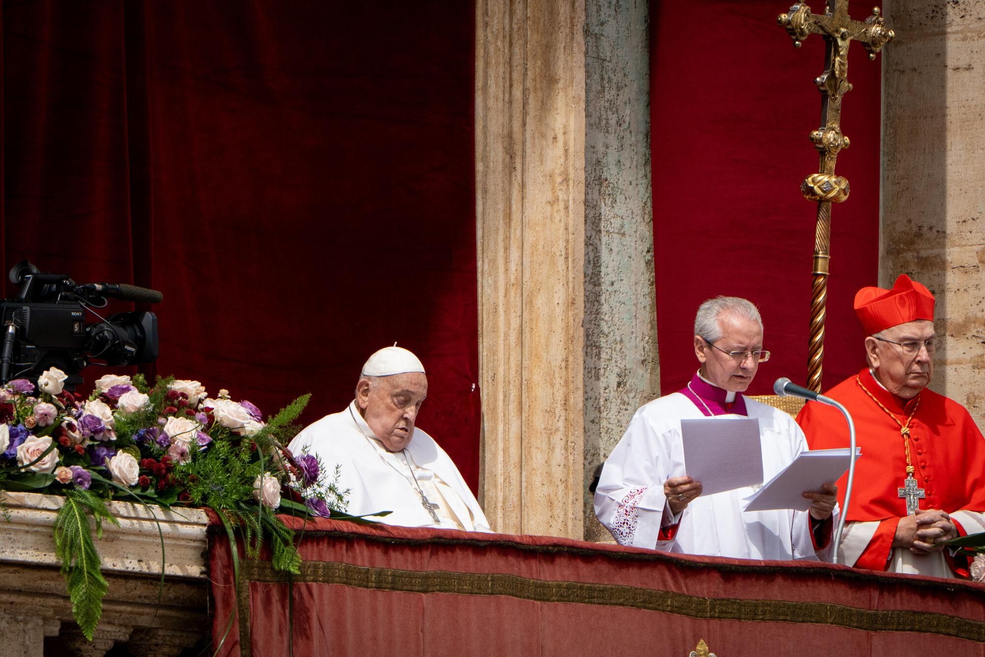 April 20, 2025, Vatican City, Vatican: Pope Francis delivers his traditional â€?Urbi et Orbi' Blessing from the balcony of St. Peter's basilica overlooking St. Peter's Square in Vatican City.,Image: 990368561, License: Rights-managed, Restrictions: , Model Release: no, Credit line: Stefano Costantino / Zuma Press / ContactoPhoto Editorial licence valid only for Spain and 3 MONTHS from the date of the image, then delete it from your archive. For non-editorial and non-licensed use, please contact EUROPA PRESS. 20/04/2025 ONLY FOR USE IN SPAIN. Stefano Costantino / Zuma Press / ContactoPhoto;pope;francis;delivers;traditional;urbi;et;orbi;blessing;balcony;st.;peter\'s;basilica;square;vatican;holy;father;religion;religious;faith;belief;failtful;zarchive;SCOSTANTINO_25VAT2322.JPG;Press;20250420_aab_s197_024.jpg;Muere el Papa Francisco;category_code_sho;