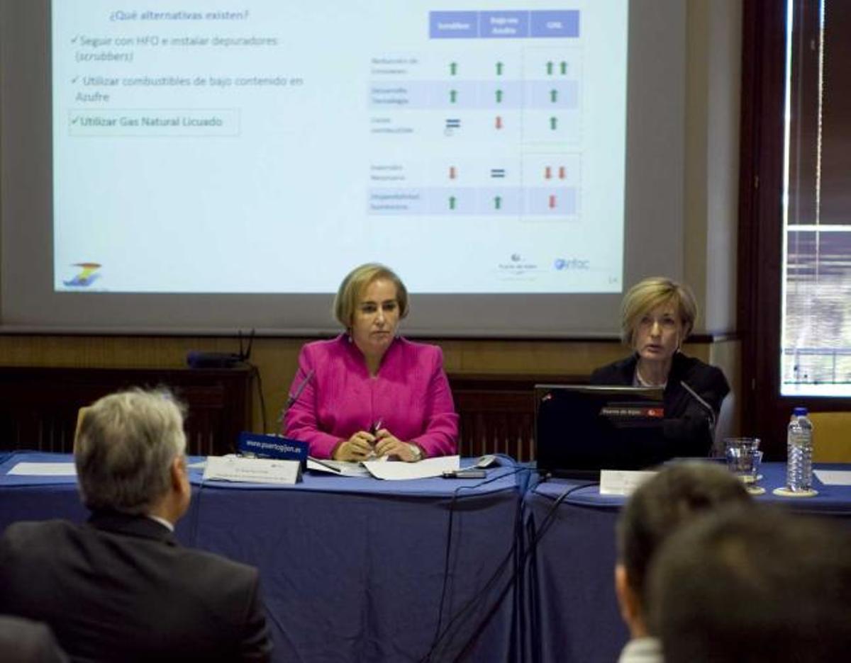 Rosa Aza, a la izquierda, durante su intervención de ayer en las jornadas de la Quinta de la Vega.
