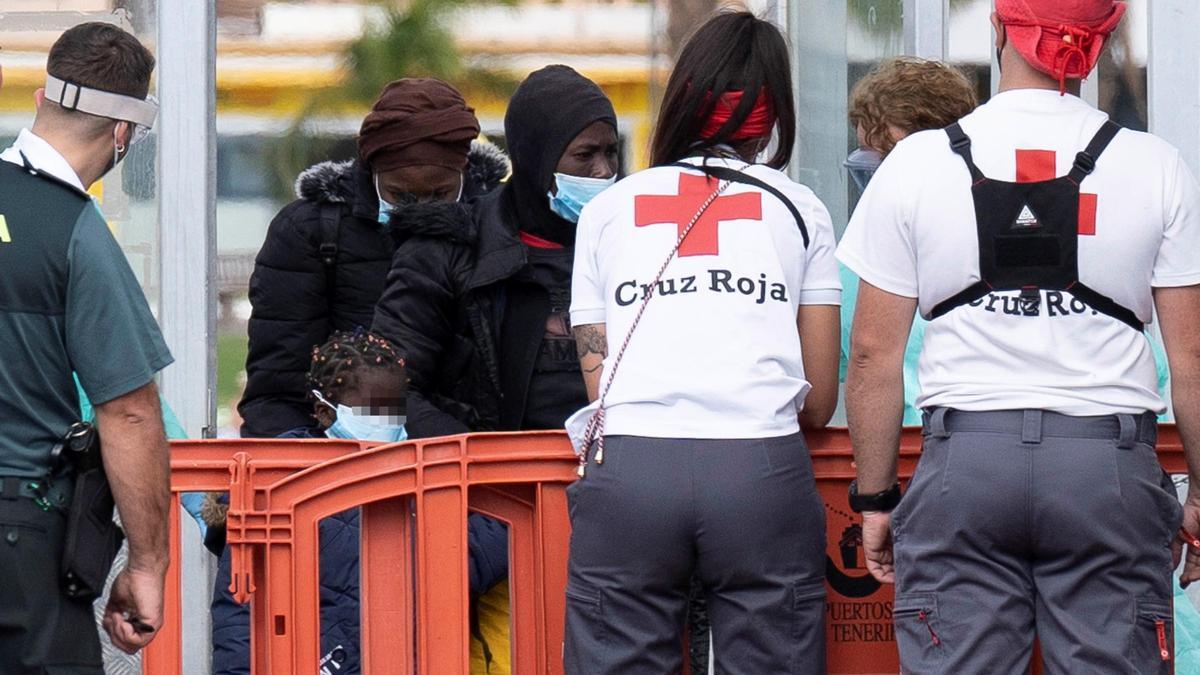 Salvamento rescata en Tenerife a 37 inmigrantes en una patera, entre ellos ocho menores