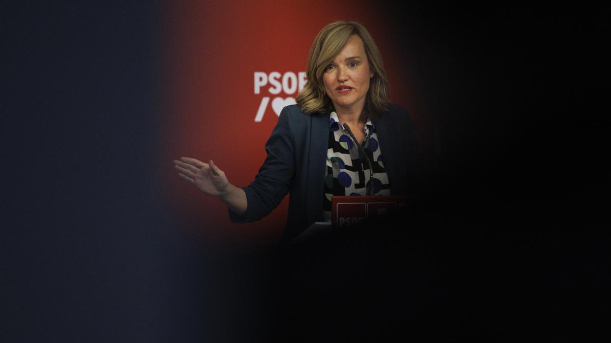 La portavoz del PSOE y ministra de Educación, Pilar Alegría, en la rueda de prensa de este lunes en Ferraz.