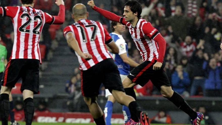 Etxeita y Rico mantienen al Athletic a la caza del Málaga (2-1)