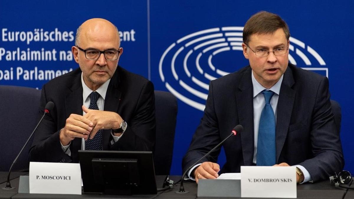 El comisario europeo de Asuntos Económicos, Pierre Moscovici (izquierda), y el vicepresidente del Ejecutivo comunitario para el euro, Valdis Dombrovskis, durante una rueda de prensa en el Parlamento de Estrasburgo.