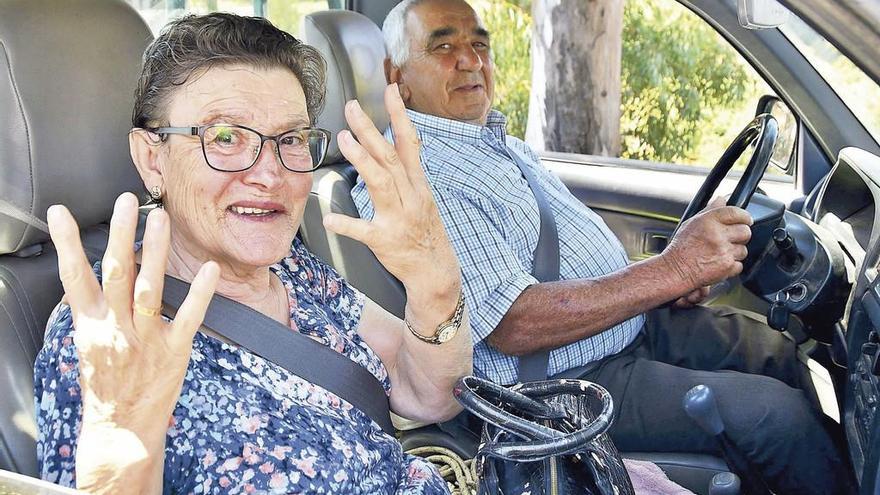 Domingo Ravelo y Felisa Araña explican cómo atendieron a sus siete cabras y dos vacas tras volver a su finca. // Yaiza Socorro