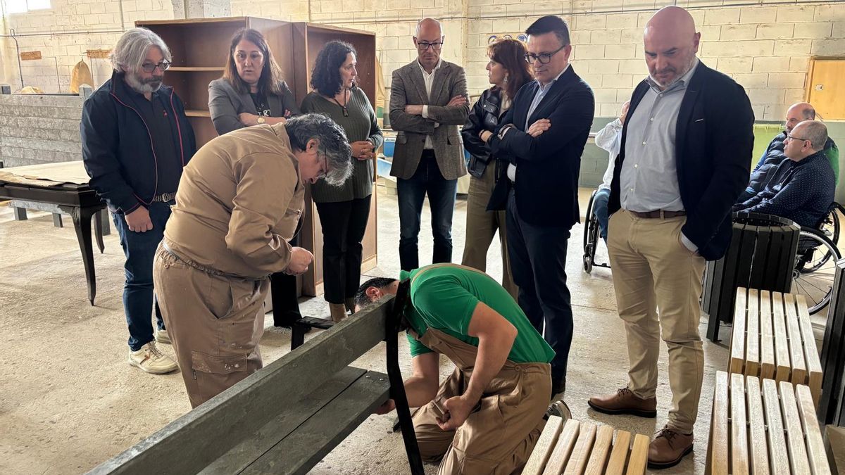 El conselleiro de Emprego, José González, segundo por la derecha, en la carpintería del centro especial de empleo Máis Porvir, en la Costa da Morte.