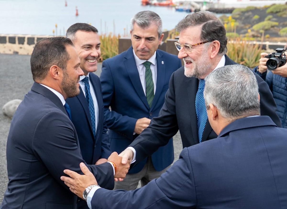 Manuel Domínguez (i), Oswaldo de Betancort y Yonathan de León, el pasado viernes, en el exterior del Castillo de San José, en Arrecife
