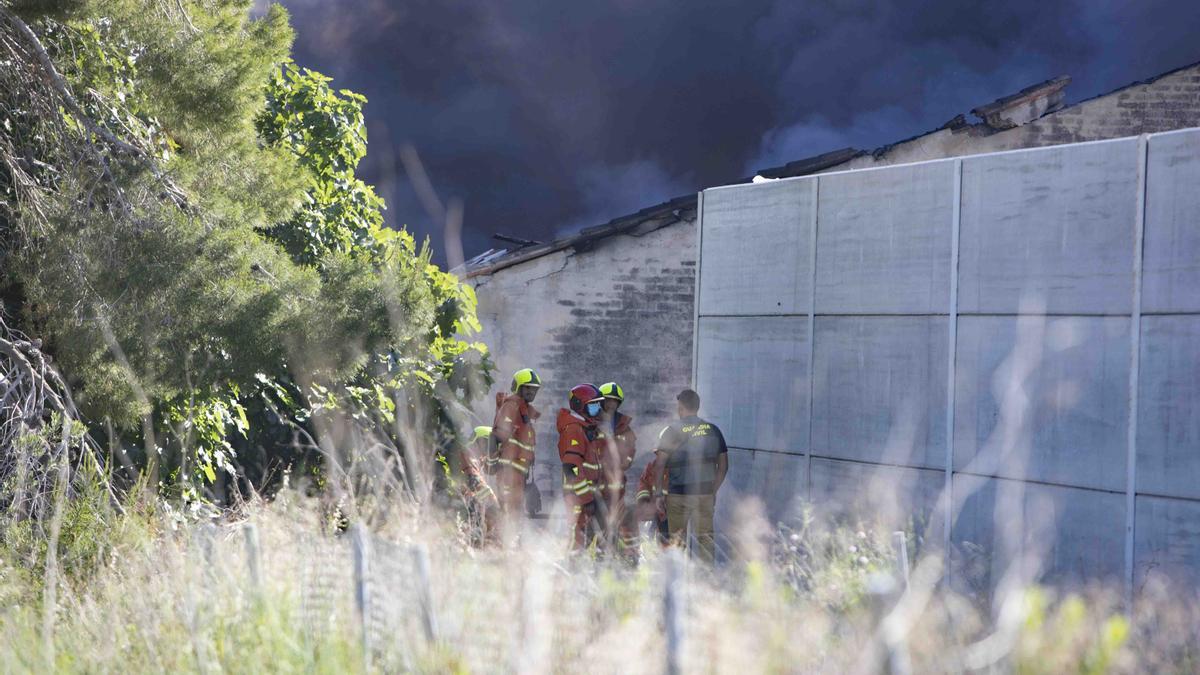 Se desata un incendio en una nave de almacenaje de ropa en L'Olleria