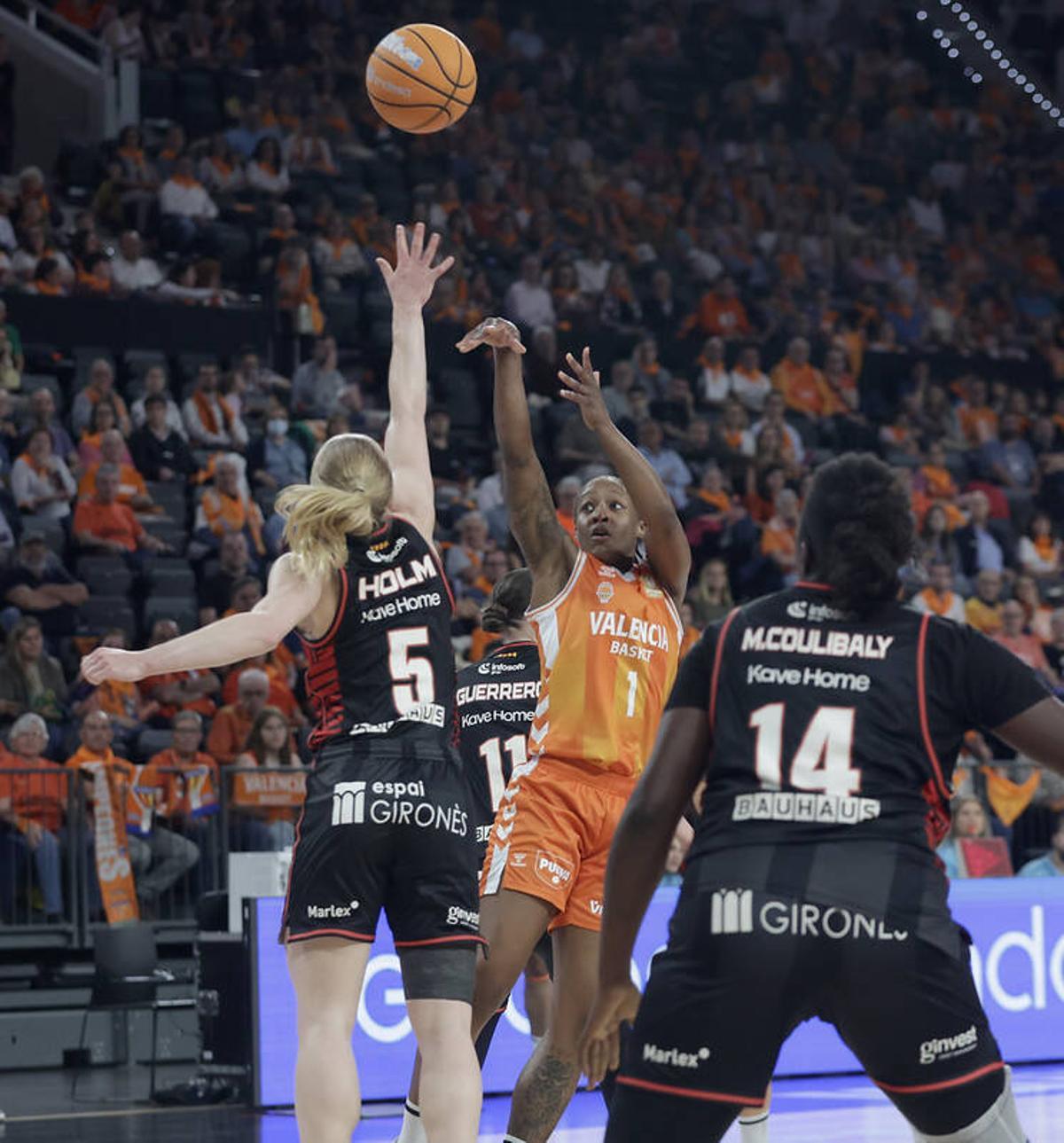Les imatges del partit d'anada de la semifinal del play-off entre el València i l'Spar Girona