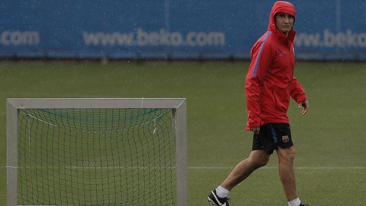 Valverde se protegió de la lluvia con un chubasquero en el último entrenamiento