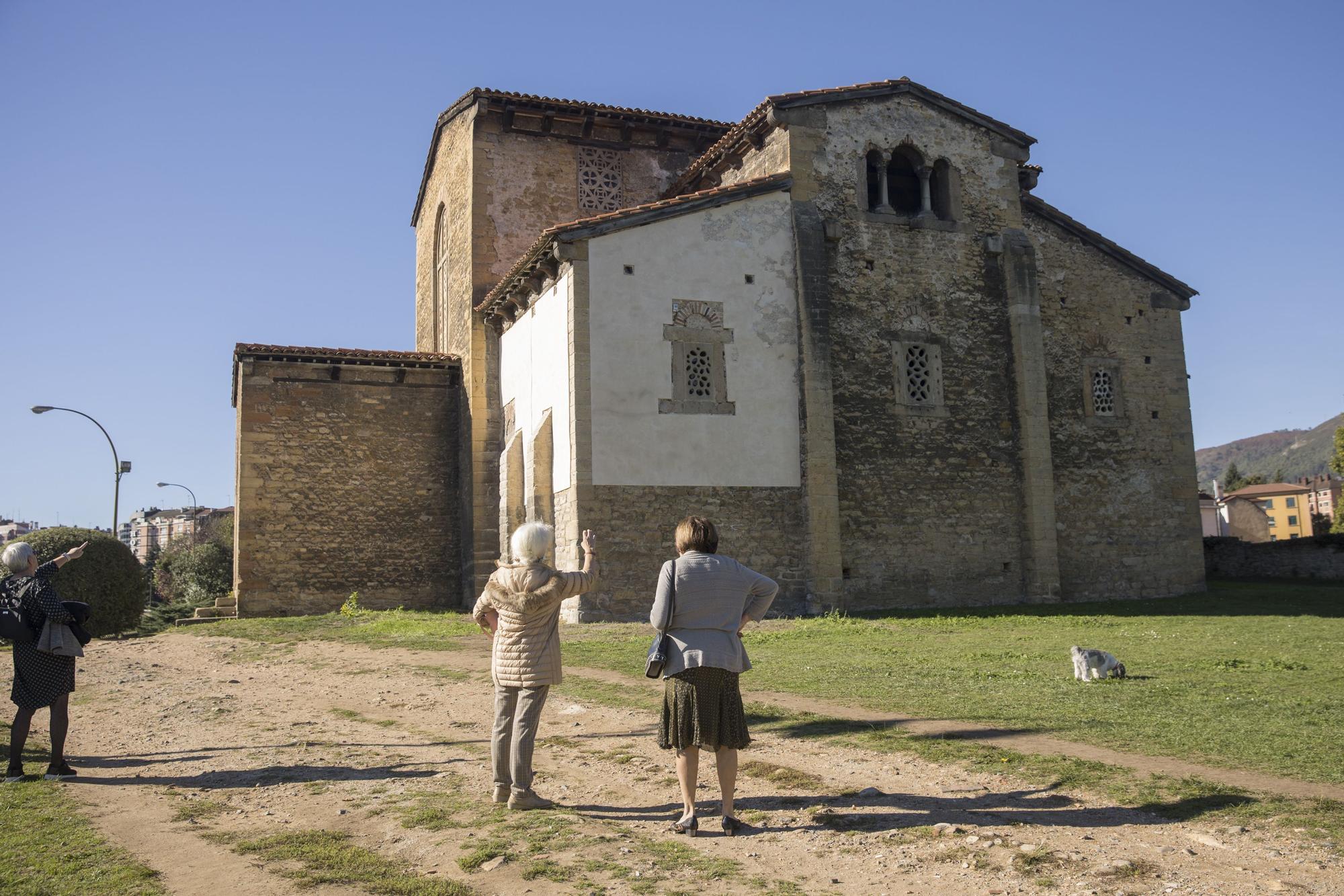 Así está la iglesia de Santullano después de recuperar la carga de mortero en sus muros