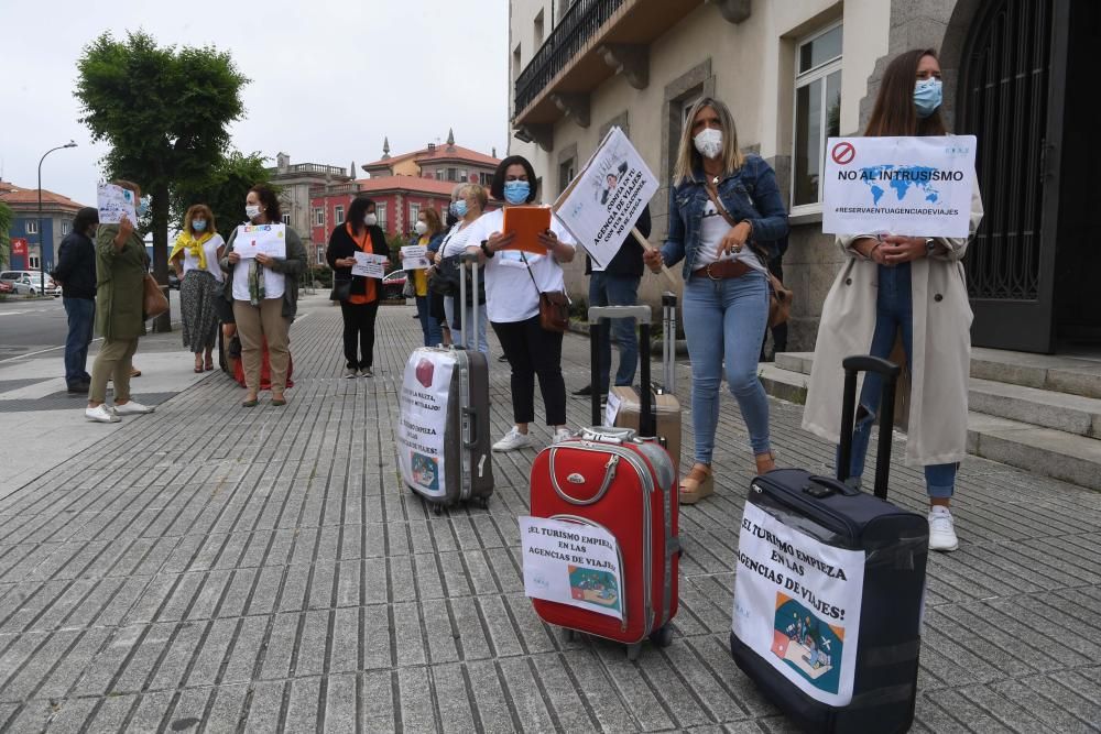 Las empresas del sector denuncian haber quedado "en un segundo plano" frente a los intereses de los grandes grupos turísticos y afirman sentirse "desprotegidos".