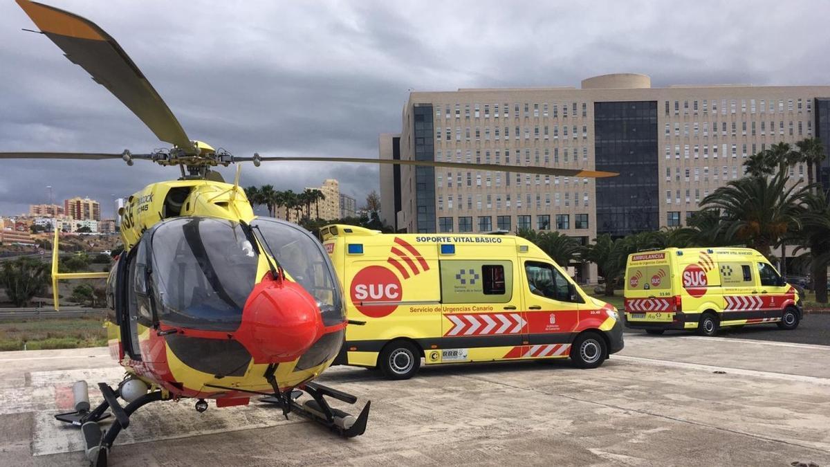 Imagen de archivo del helicóptero medicalizado del SUC y dos ambulancias en la helisuperficie del Negrín
