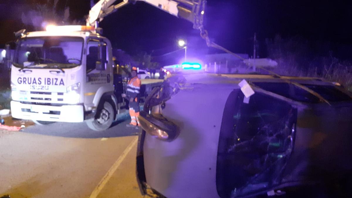 Un equipo de Grúas Ibiza retira el vehículo accidentado de la calzada.