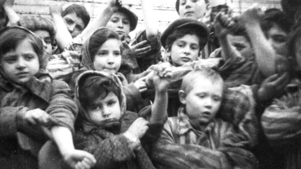 Niños supervivientes del campo de exterminio de Auschwitz.