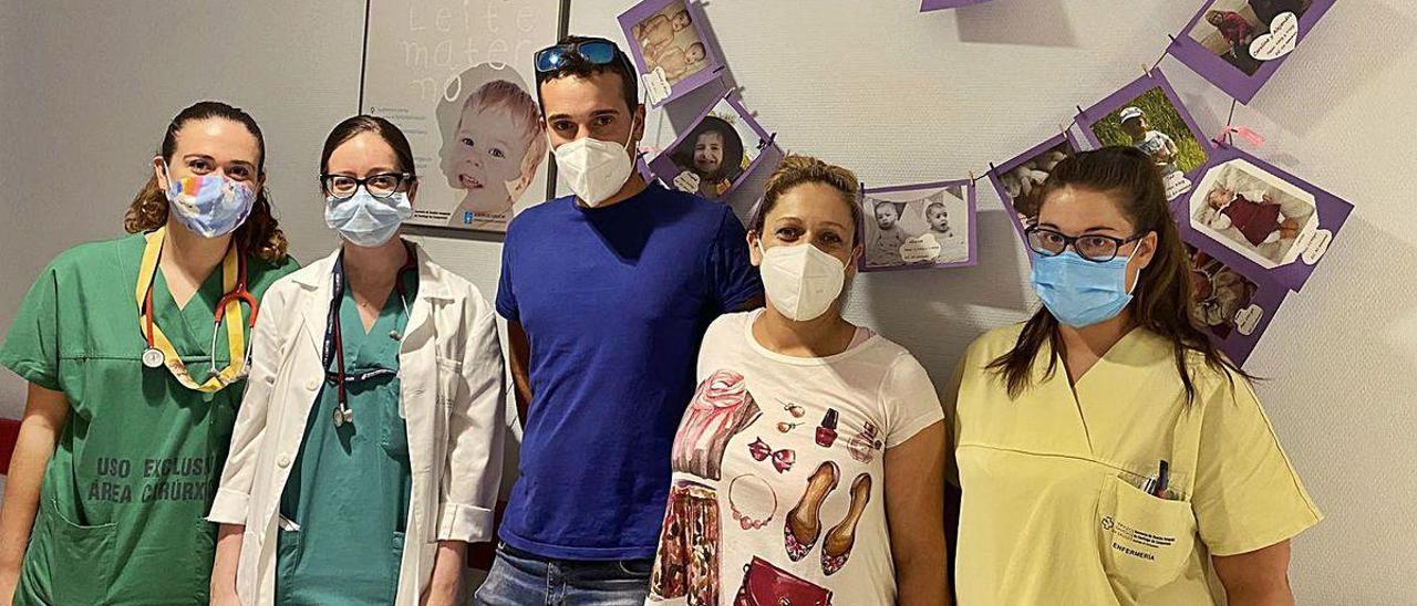 David y María, ayer por la tarde, con personal sanitario del hospital santiagués.