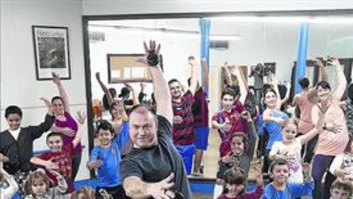 Moràs, con sus alumnos  en el Centro Aragonés de la calle de Goya.