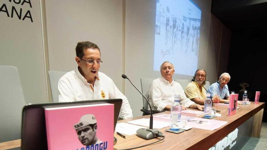 De izquierda a derecha, Óscar Cudeiro, autor del libro; Javier Mínguez, seleccionador nacional de ciclismo en ruta; José Antonio Díaz, presidente de la Federación de Ciclismo, y Antonio Menéndez, exciclista.