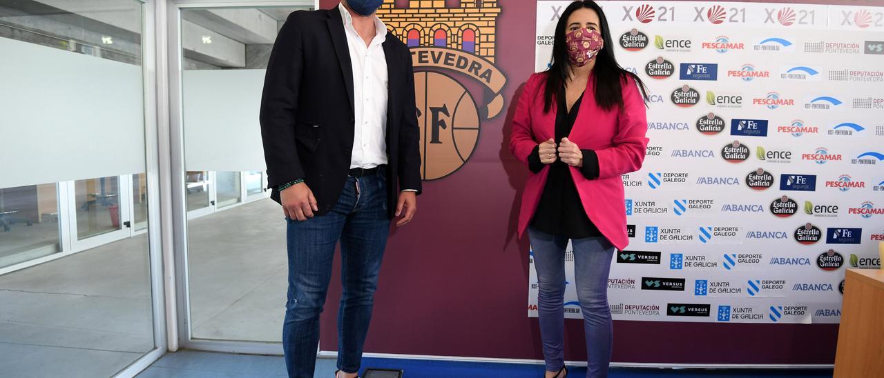 Toni Otero, director deportivo, con la presidenta del Pontevedra C.F., Lupe Murillo