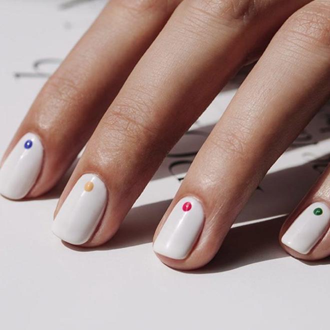 Manicura blanca con colores