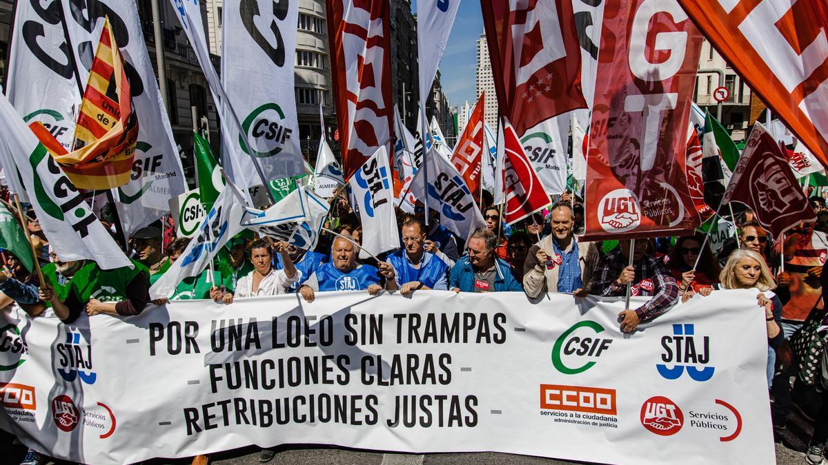 Manifestantes durante una protesta para reclamar una subida salarial, en la sede del Ministerio de Justicia.