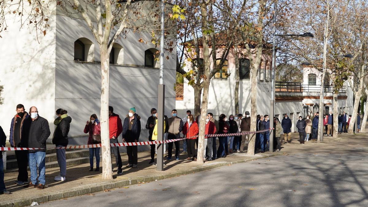 Cola de personas para vacunarse en el recinto ferial de Pozoblanco.