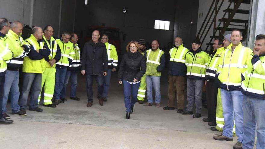 La presidenta de la Diputación con los trabajadores del Parque de Maquinaria de Puebla.